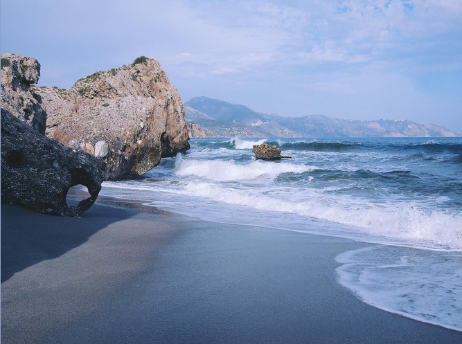 号码通常是由11位数字组成,当有规律的排列,顺口或有多个重复排列,组合循环等最受欢迎,称之为靓号。还包括吉利数字习俗,有意义的出现和次数也可称之为靓号。