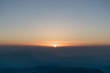 Hk81fRp-X.jpg 手机号码根据数字的排列规律分位三连号,四连号,五连号,对子号,顺子号等等。其中连号越多它的价格就会越高,因为这类号码数量极少。